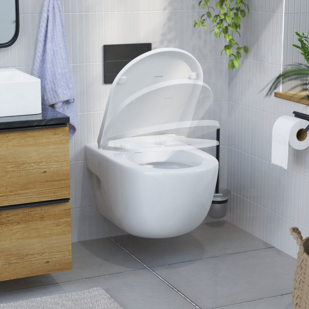 Wandhängende weiße Toilette mit Absenkautomatik in modernem Badezimmer.