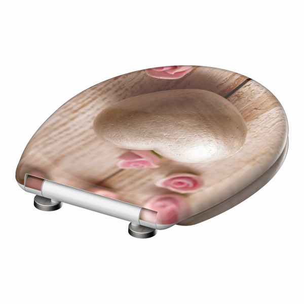 Toilettensitz mit Motiv aus hellem Herzstein und kleinen rosa Rosen auf Holzfläche