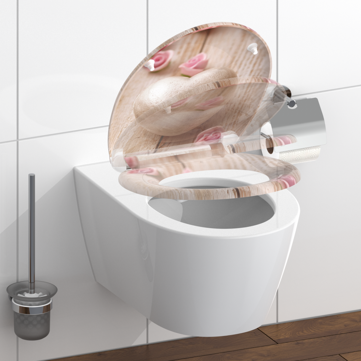 Wandhängendes WC mit offenem Toilettensitz in Holzoptik und Rosendekor, daneben Bürste und Papierhalter.