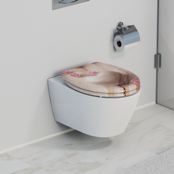 Wandhängende weiße Toilette mit bedrucktem WC-Sitz in Holzoptik und Herzmotiv.