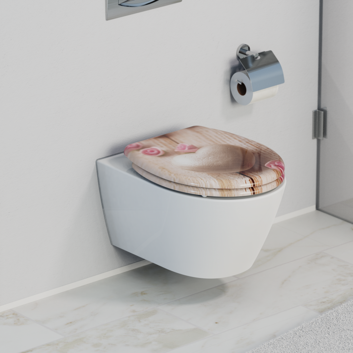 Wandhängende weiße Toilette mit bedrucktem WC-Sitz in Holzoptik und Herzmotiv.