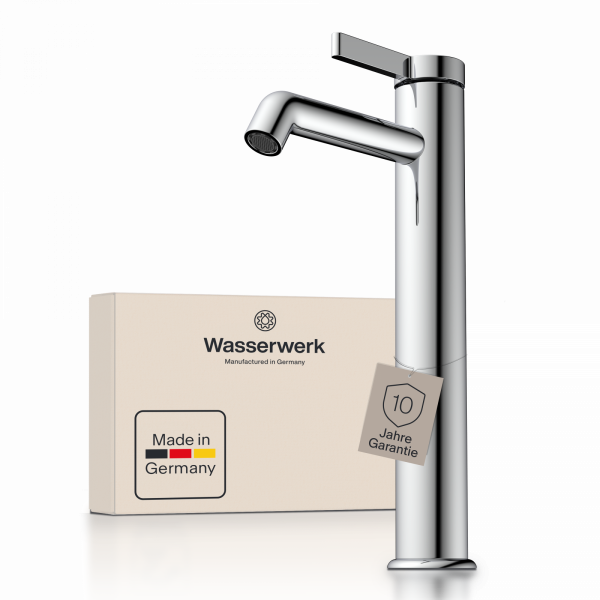 Chromfarbene Armatur mit seitlichem Hebelgriff vor Verpackung mit Aufdruck „Wasserwerk“.
