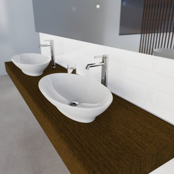 Zwei weiße Aufsatzwaschbecken mit verchromten Armaturen auf Holzplatte.