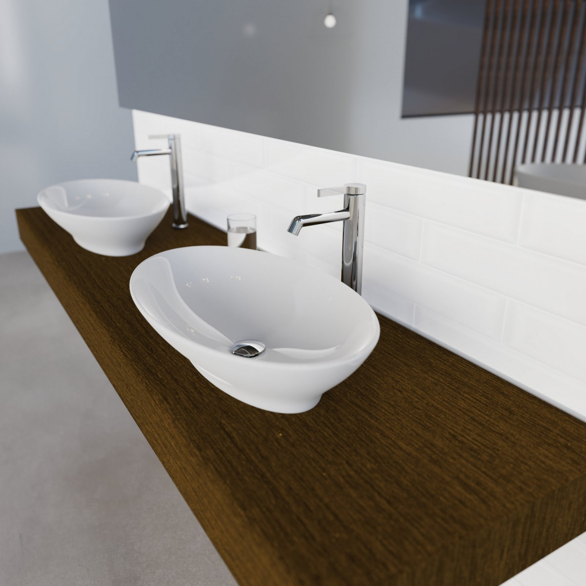 Zwei weiße Aufsatzwaschbecken mit verchromten Armaturen auf Holzplatte.