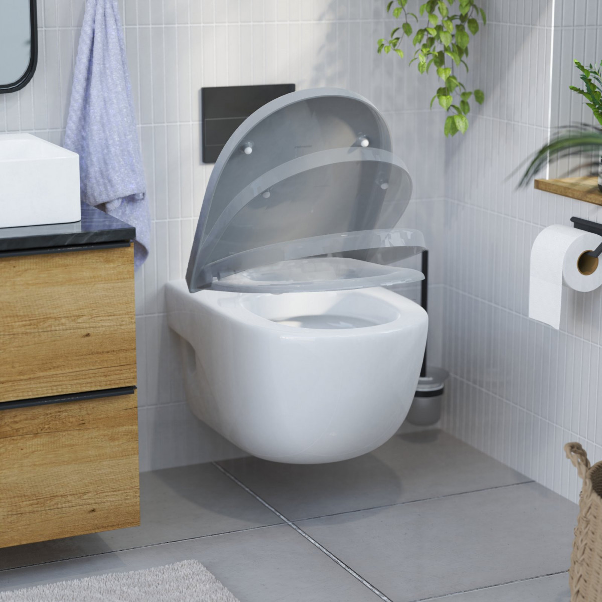 Wandhängende weiße Toilette mit grauen WC-Sitz und Absenkatuomatik in modernem Badezimmerumfeld