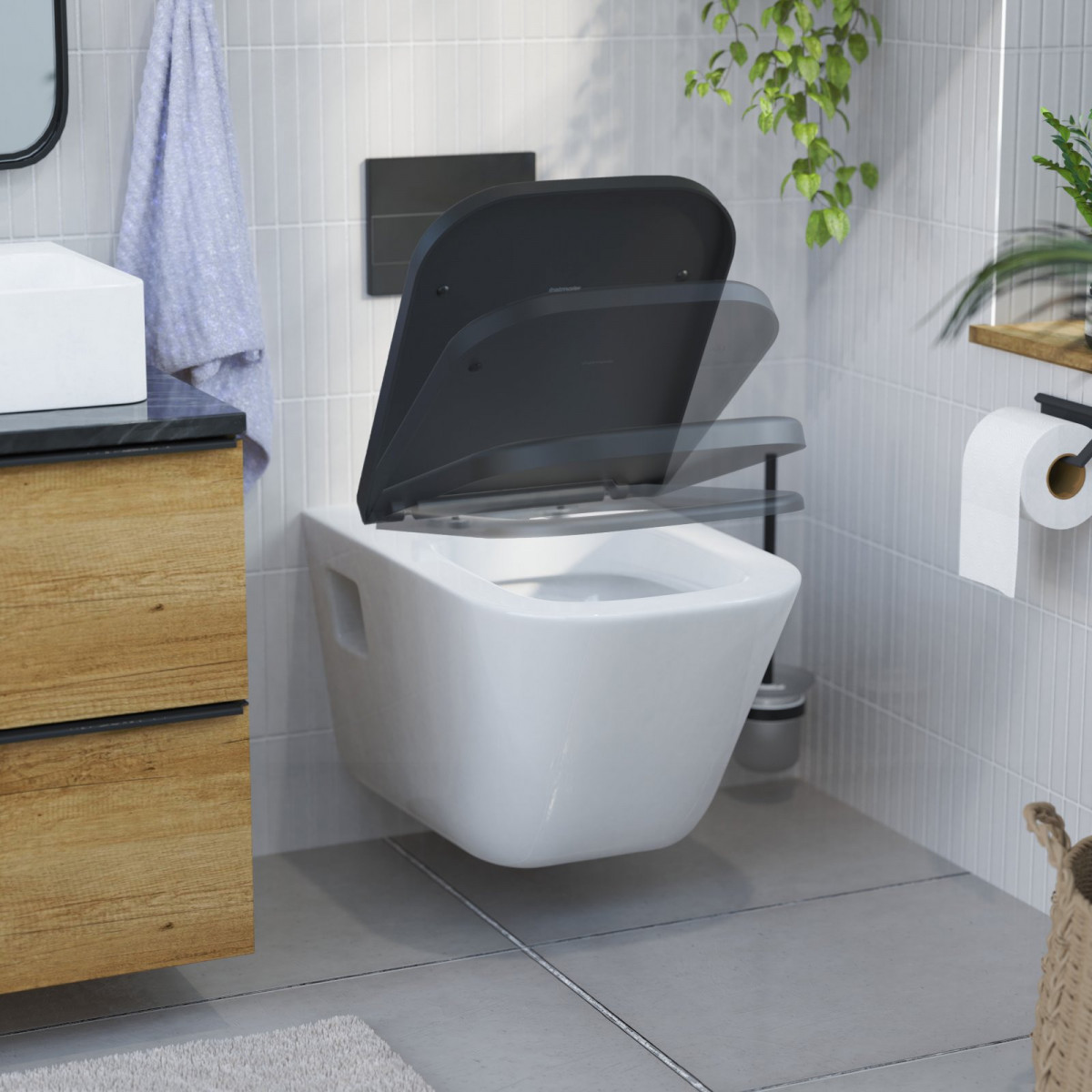 Wandhängendes WC mit schwarzem Toilettendeckel in einem Badezimmer mit hellen Fliesen.