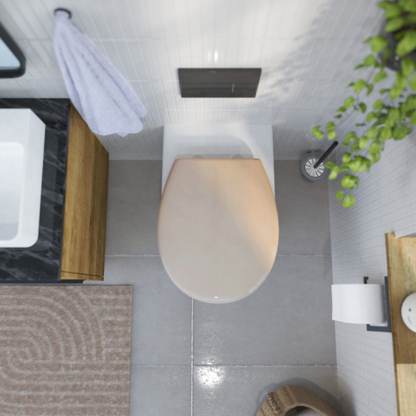 Wandhängende Toilette mit WC-Sitz in Bahamabeige in einem Badezimmer