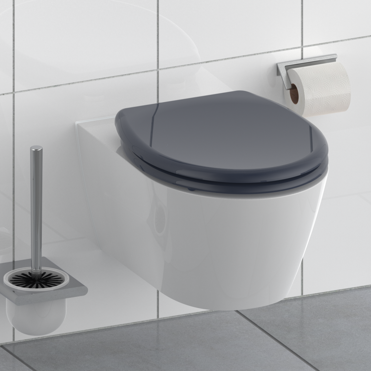 Wandhängendes WC mit dunkelgrauem Sitzdeckel, daneben Toilettenpapierhalter und Bürste.