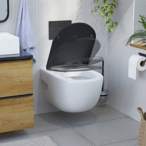 Wandhängendes WC mit halb geöffnetem schwarzen Toilettensitz in modernem Badezimmer.