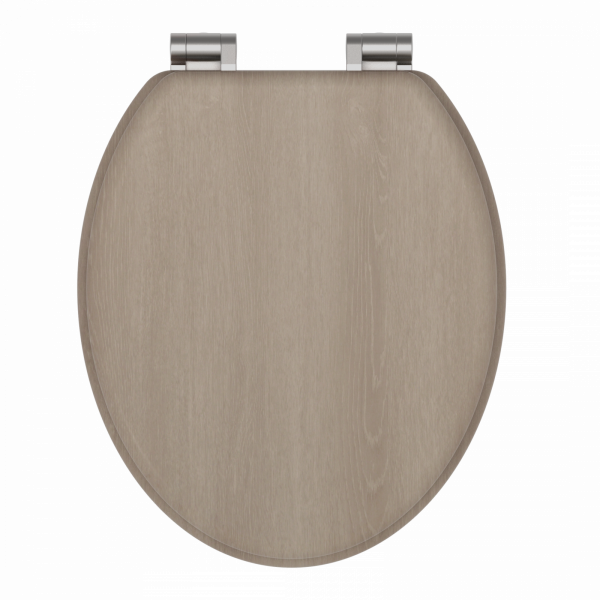 Ovaler WC-Sitz mit Holzoptik und silberfarbenen Metallscharnieren.