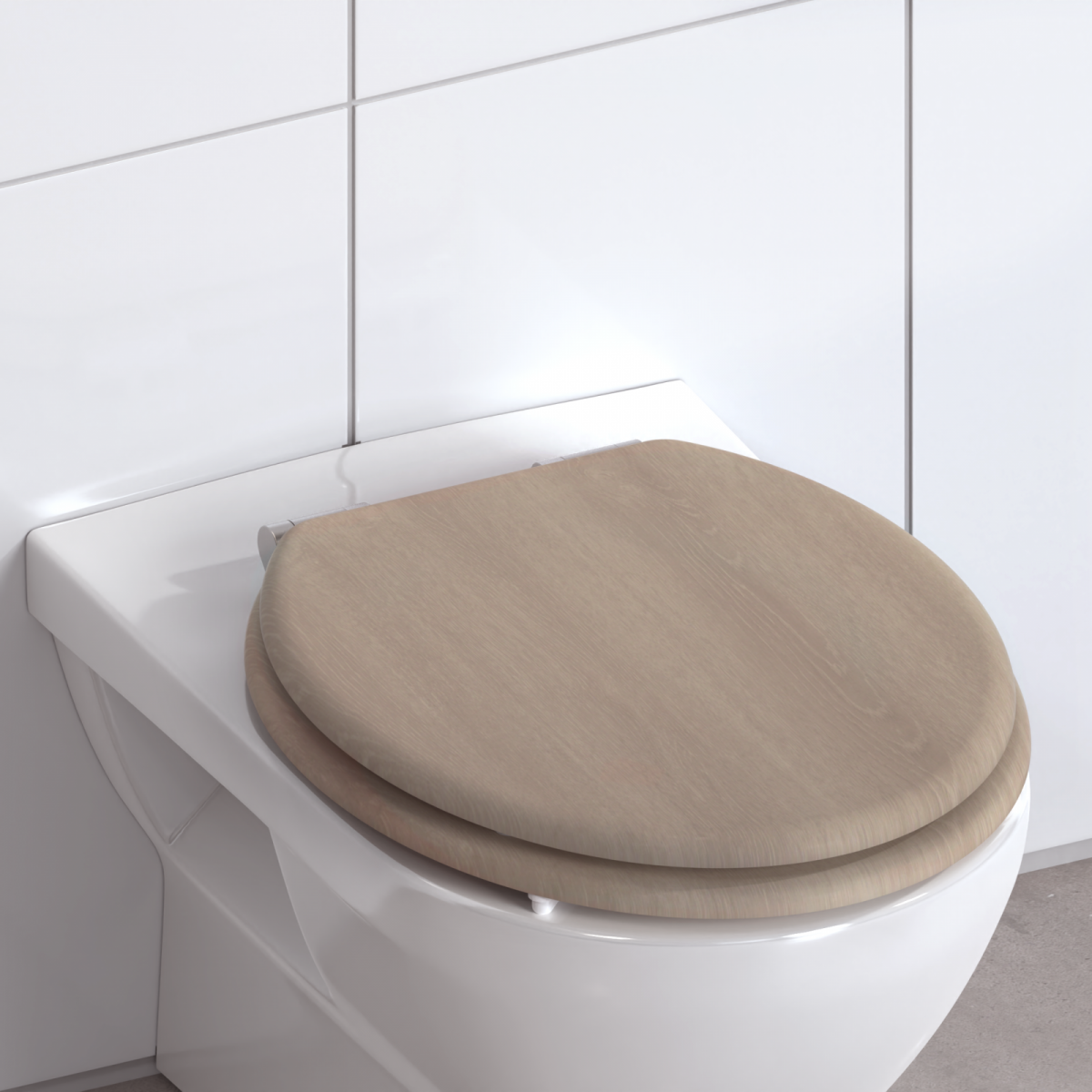 Weiße Toilette mit geschlossenem Toilettensitz aus hellem Holz vor Fliesenwand.