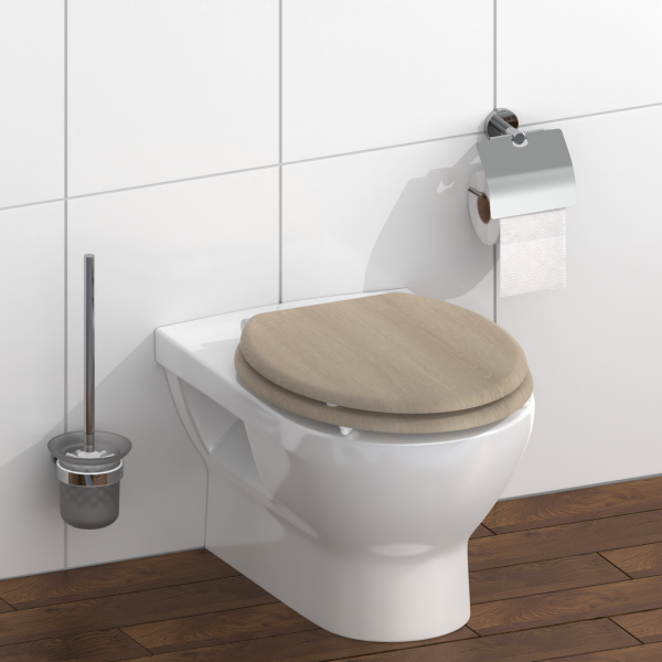 Wandhängendes WC mit Holzsitz, Toilettenbürste und Toilettenpapierhalter an Fliesenwand.
