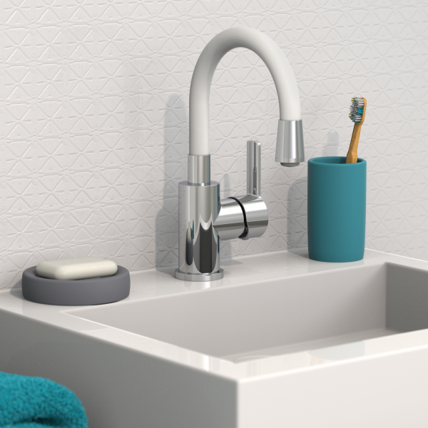 Waschbecken mit verchromtem Wasserhahn, Seifenschale und Zahnputzbecher mit Zahnbürste.