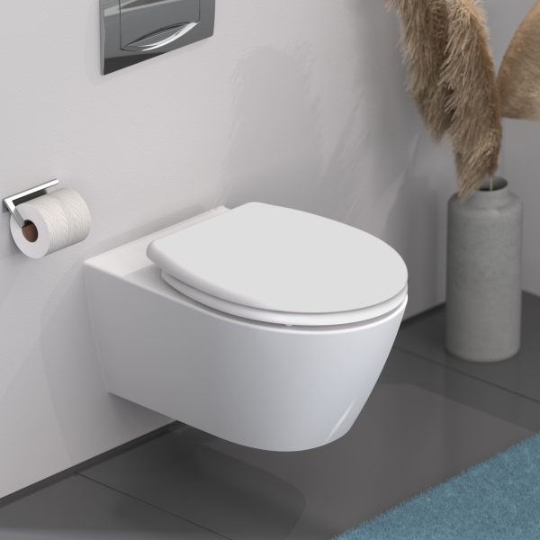 Wandhängende weiße Toilette mit geschlossenem Deckel, Toilettenpapierhalter und Vase daneben