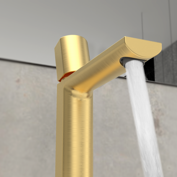 Goldfarbener Wasserhahn mit geradem Auslauf, aus dem Wasser in gleichmäßigem Strahl fließt.