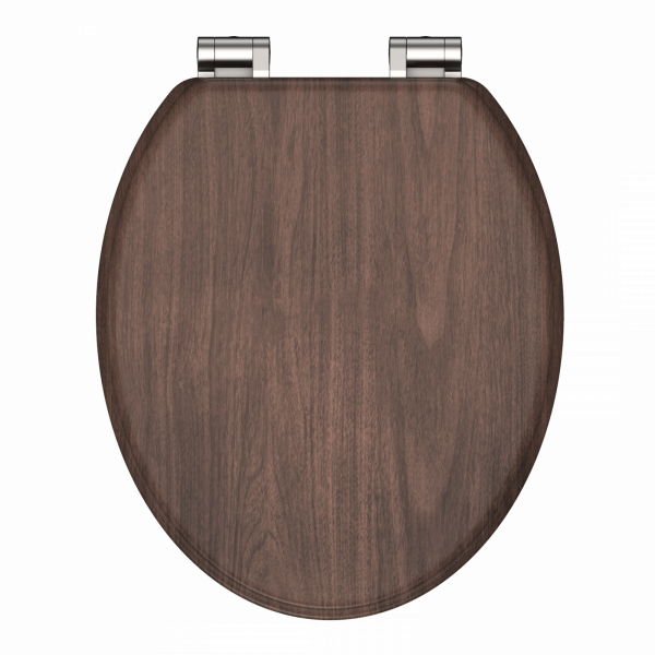 Ovaler WC-Sitz aus dunklem Holzdekor mit silberfarbenen Metallscharnieren.