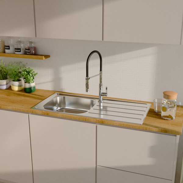 Edelstahlspüle mit Abtropffläche und hohem Wasserhahn in Arbeitsplatte aus Holz.