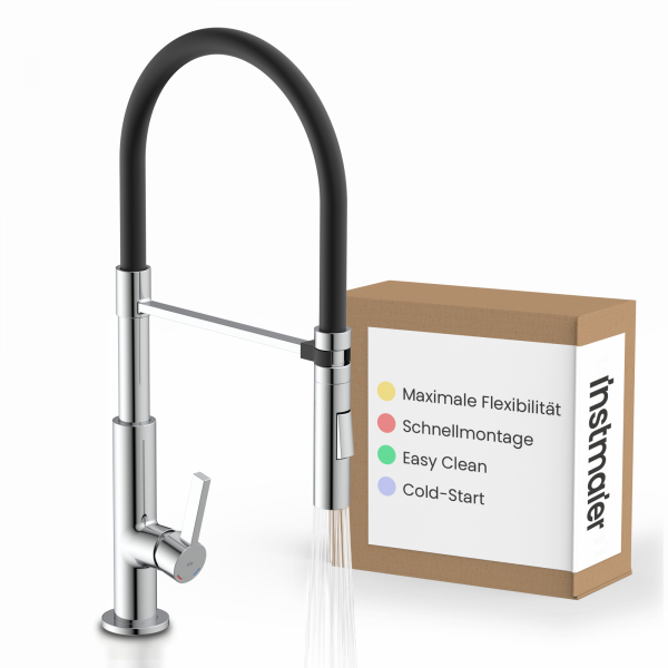 Chromfarbene KÃỳchenarmatur mit schwarzem Flexschlauch, Wasserstrahl und Verpackung daneben.