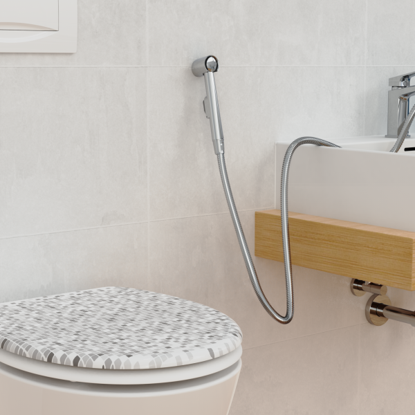 Waschbeckenbrause mit flexiblem Metallschlauch neben Waschbecken und Toilette mit Mosaikdeckel