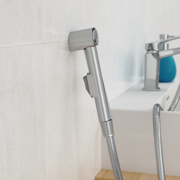 Chromfarbene Handbrause mit flexiblem Metallschlauch, an Wandhalterung neben Waschbecken befestigt.