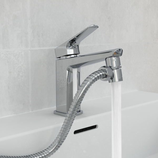 Chromfarbene Einhebelmischbatterie mit flexiblem Schlauch und flieÃendem Wasserstrahl.