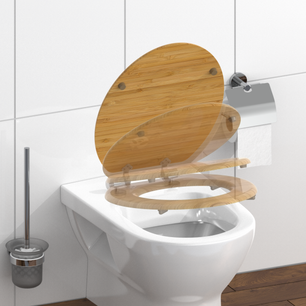 WC-Sitz aus Holz mit Metall-Scharnieren auf weiÃer Keramiktoilette in Badezimmerumgebung