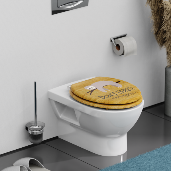 WeiÃe Wandtoilette mit WC-Sitz aus Holzoptik und Faultiermotiv sowie Textaufdruck.
