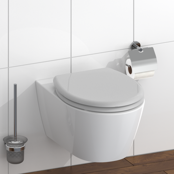 WandhÃĊngendes weiÃes WC mit geschlossenem Sitz, ToilettenbÃỳrste und Papierhalter.