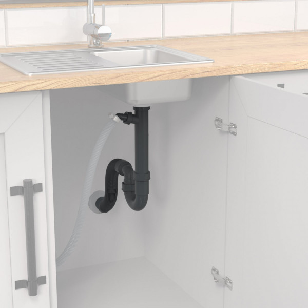 Schwarzer Siphon und Ablaufschlauch unter einer Edelstahlspüle in weißem Küchenschrank.