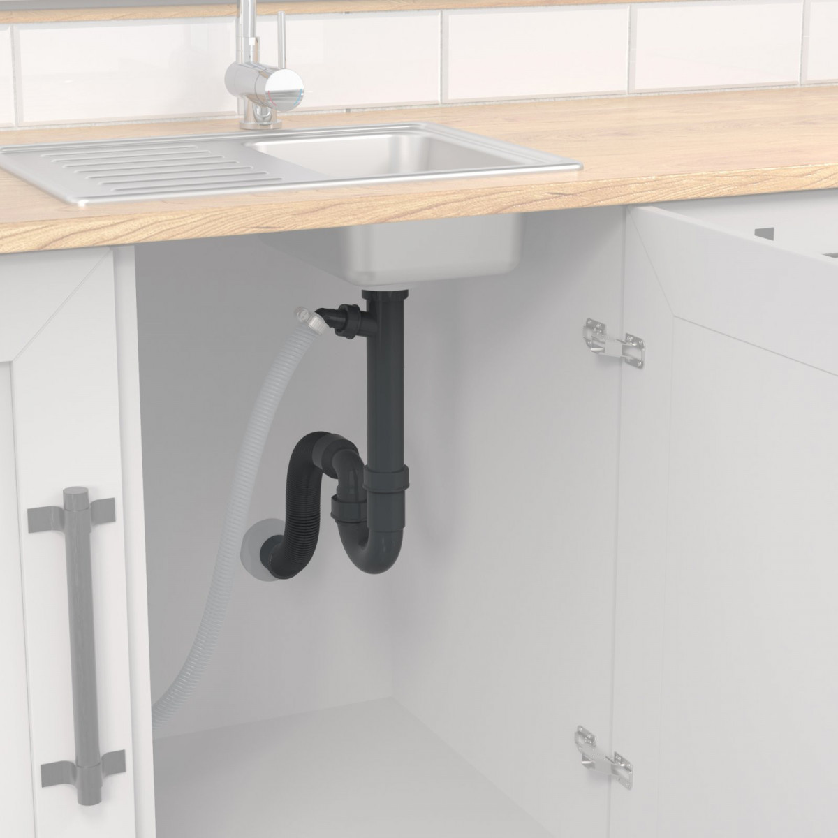 Schwarzer Siphon und Ablaufschlauch unter einer Edelstahlspüle in weißem Küchenschrank.