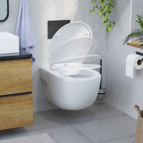 Wandhängendes WC mit WC-Sitz in weiß und Absenkautomatik in modernem Badezimmer