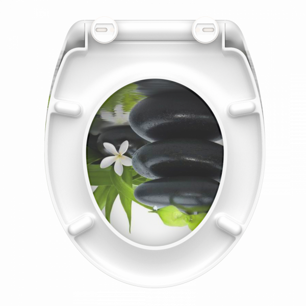 Weiße WC-Brille mit Motiv aus schwarzen Steinen, grünen Blättern und weißer Blüte.