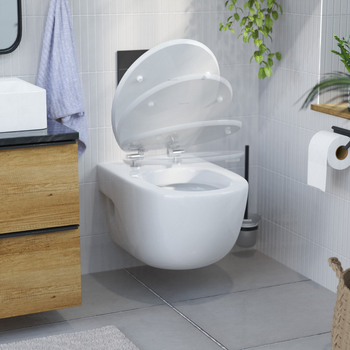 Wandhängende weiße Toilette und WC-Sitz mit Absenkautomatik in einem Bad.