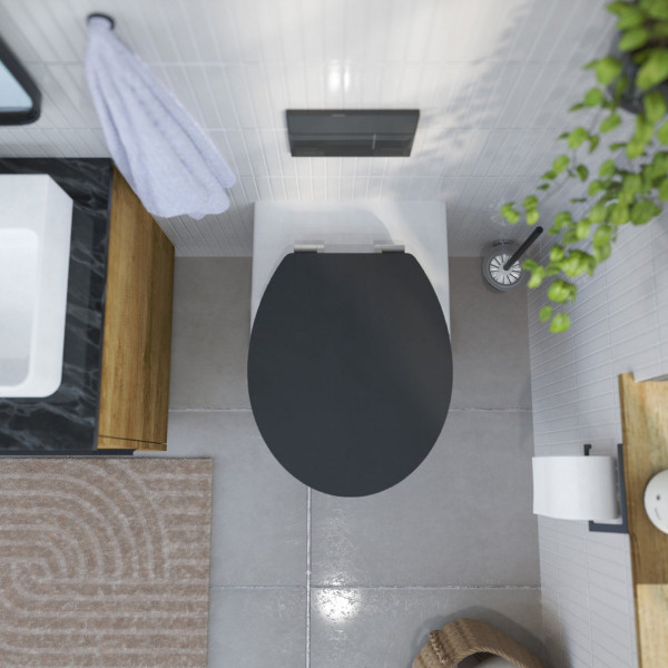 Wandhängendes WC mit schwarzem Toilettensitz in modernem Badezimmer mit hellen Fliesen.