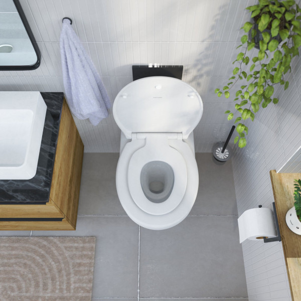 Weiße Wandtoilette mit geöffnetem weißen Deckel in modernem Badezimmer
