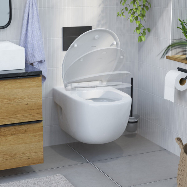Wandhängende weiße Toilette mit Absenkautomaten in einem modernen Badezimmer.