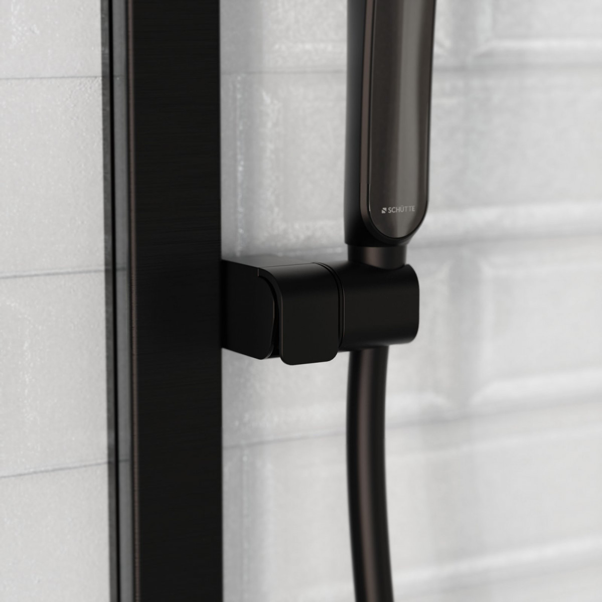 Schwarze Duschhalterung mit Brauseschlauch und Handbrause vor heller Fliesenwand.