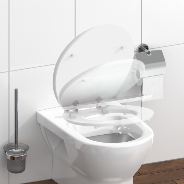 Wandhängendes WC mit offenem Deckel, Toilettenbürste und Toilettenpapierhalter.