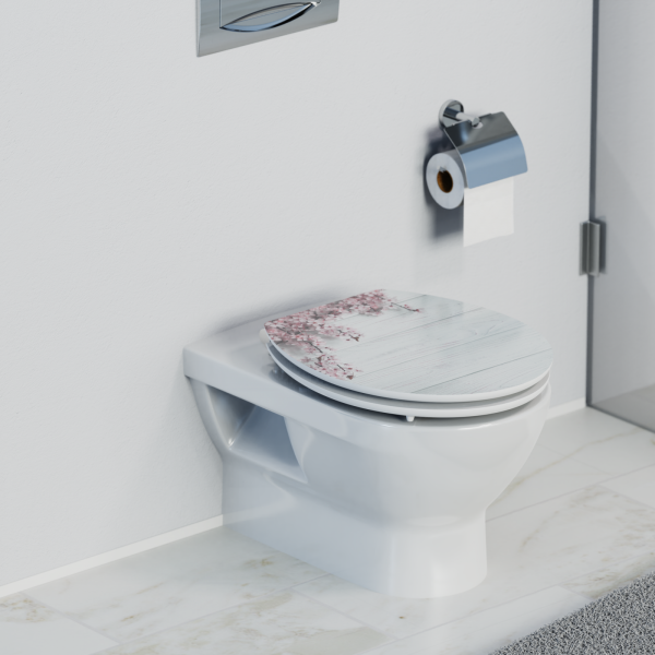Wandhängendes WC mit geschlossenem Sitzdeckel in Holzoptik und Blütenmotiv.