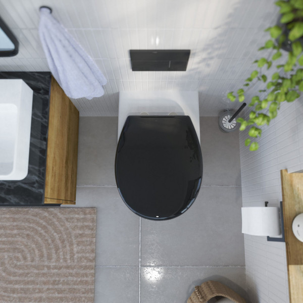 Wandhängende Toilette mit schwarzem WC-Sitz in modernem Bad