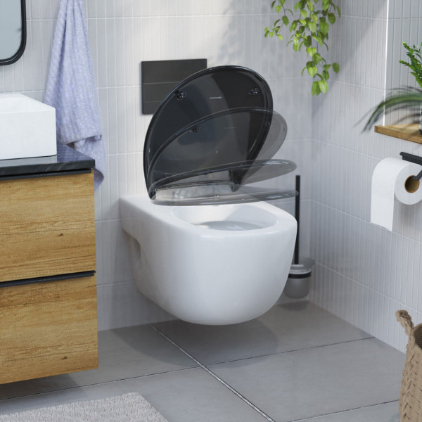 Wandhängende weiße Toilette mit schwarzem WC-Sitz und Absenkatuomatik in modernem Badezimmerumfeld