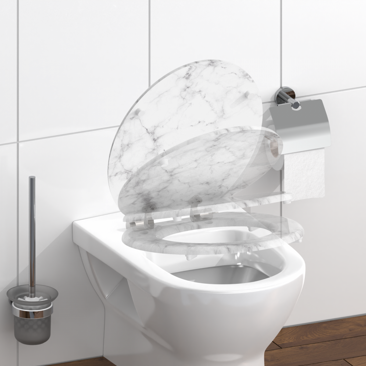Weiße Wandtoilette mit offenem Marmordekor-Toilettensitz, Bürste und Papierhalter.