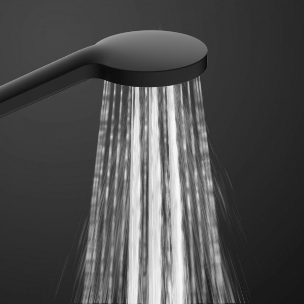 Schwarzer Duschkopf mit gleichmäßig herabfließendem Wasserstrahl.