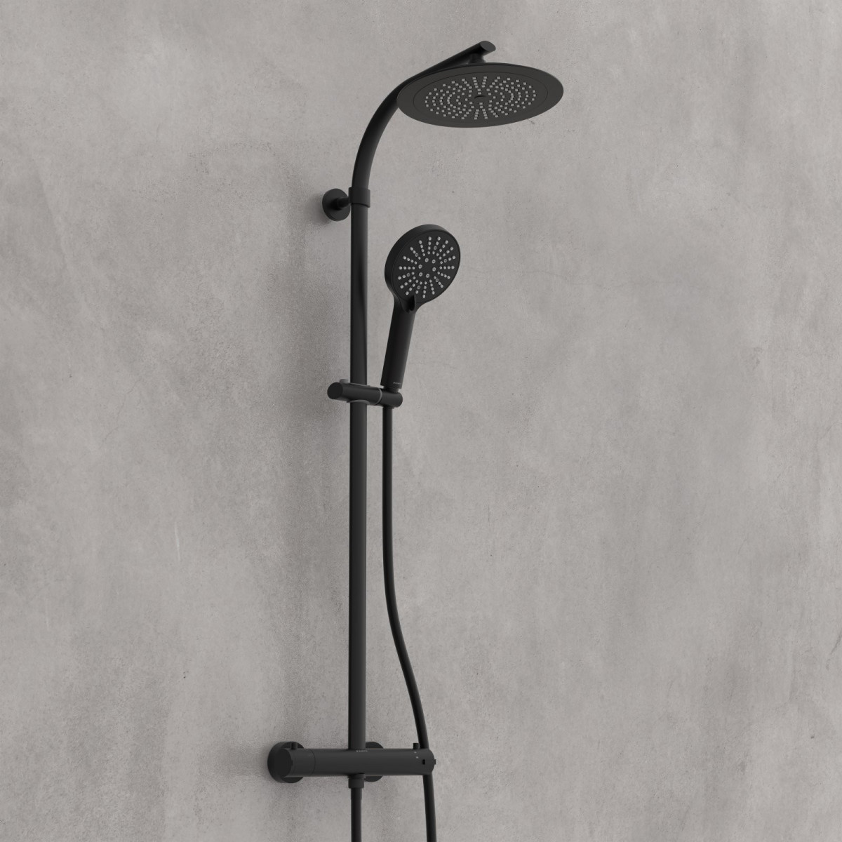 Schwarzes Duschsystem mit runder Kopfbrause, Handbrause und Thermostat vor grauer Wand.