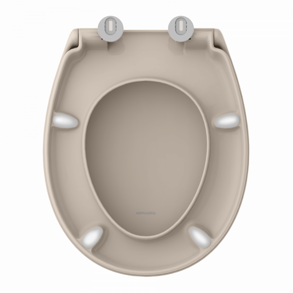 Beiger Toilettensitz mit ovaler Öffnung und silbernen Scharnieren von oben.
