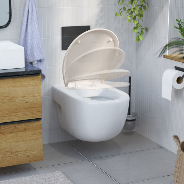 Wandmontierte weiße Toilette mit WC-Sitz in beige und Absenkautomatik