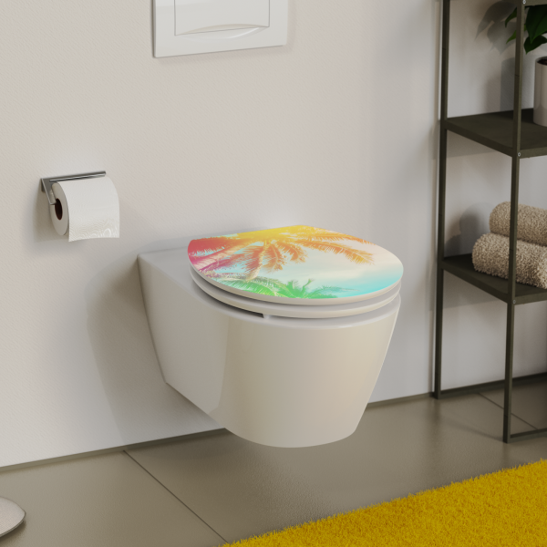 Wandhängende weiße Toilette mit farbig bedrucktem WC-Sitz und Palmenmotiv.