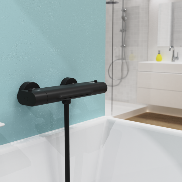 Schwarze Badewannenarmatur mit Schwallauslauf an Wand montiert