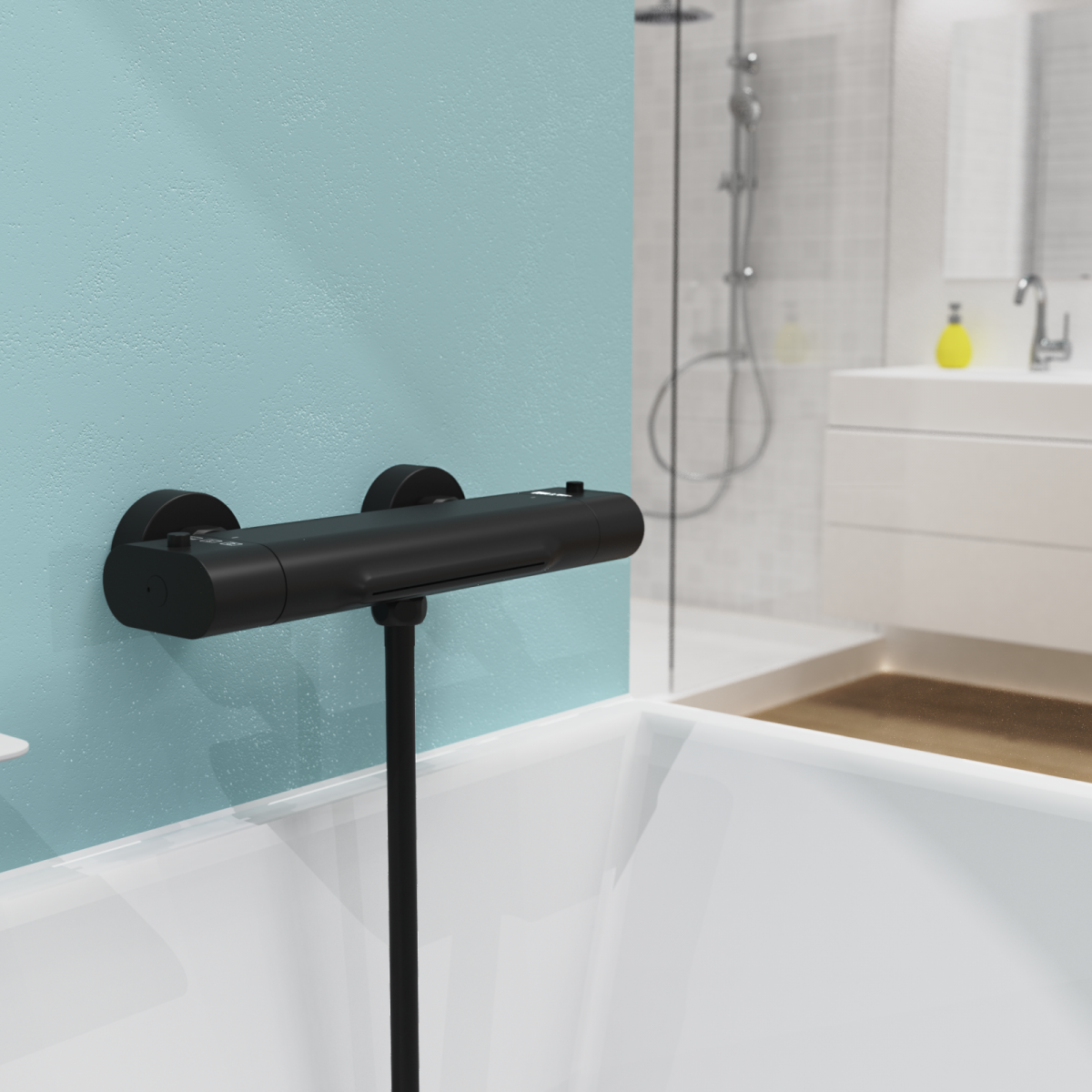 Schwarze Badewannenarmatur mit Schwallauslauf an Wand montiert