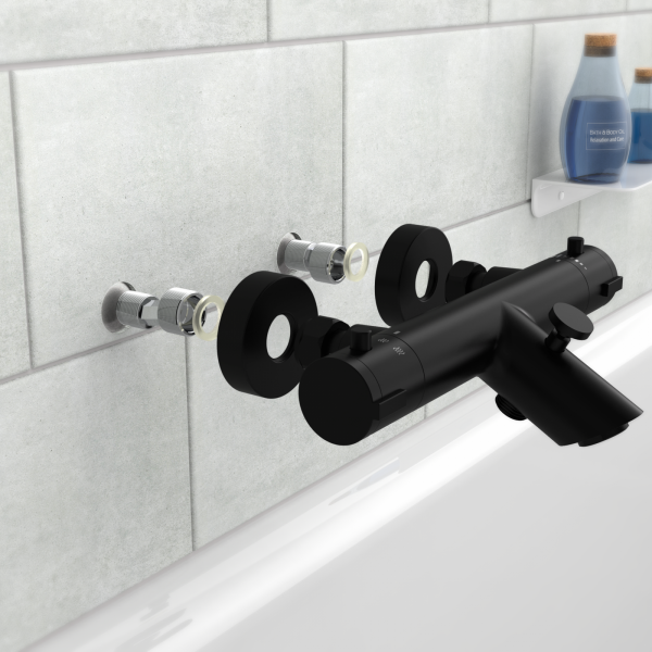 Schwarze Wandarmatur mit Mischbatterie über einer weißen Badewanne vor grauen Fliesen.